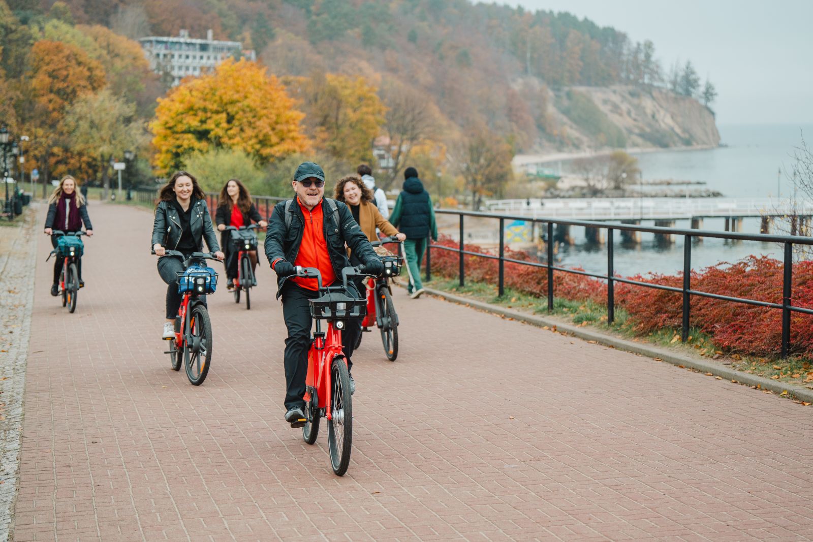 Na zdjęciu: użytkownicy roweru Mevo